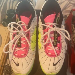 Woman’s Nike  Max-720-818